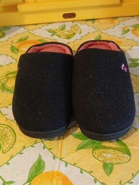 Cozy Women's Black Slip-On Slippers with Pink Lining